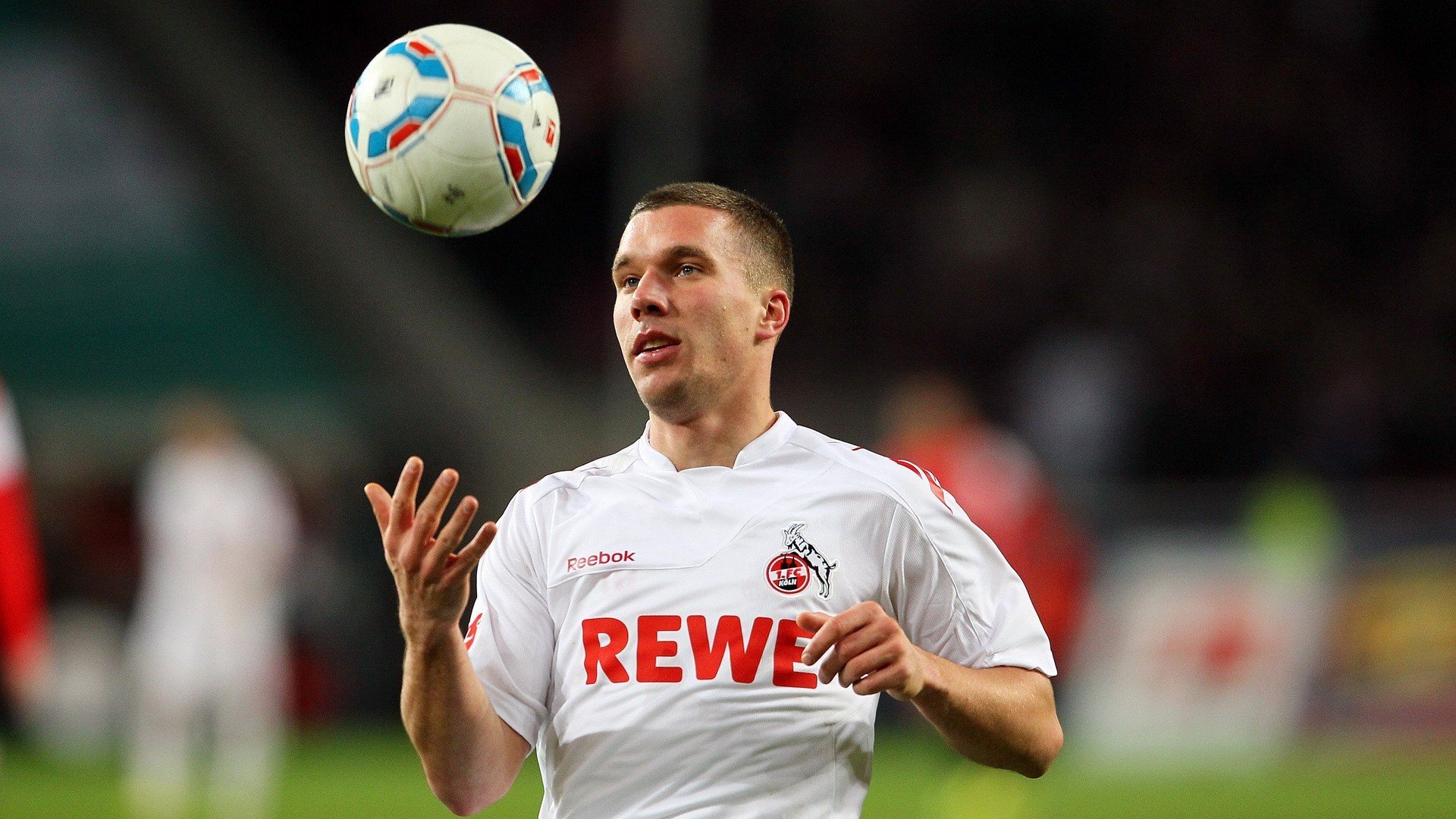 赛场外的温情：车手与粉丝的感人互动瞬间，赛车手的视频